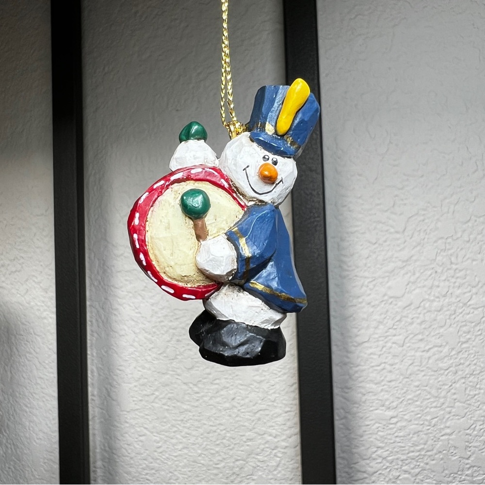 Vintage EW Carved Resin Marching Band Snowman Drummer Ornament 2” x 1.5”